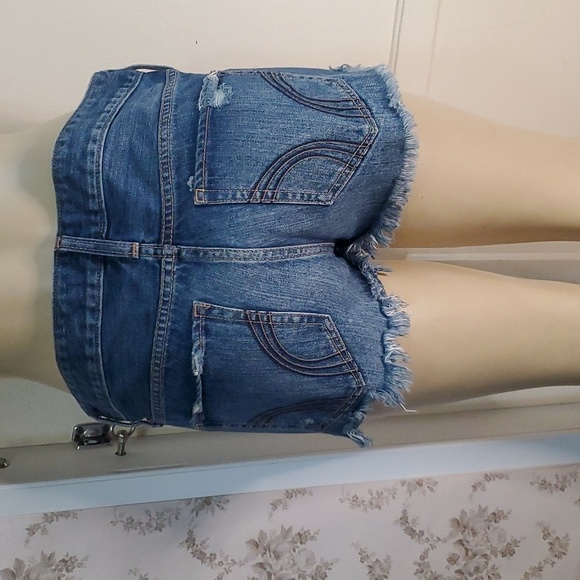 Hollister Women's Cut Off Distressed Blue Jean Shorts Size 28 - Picture 4 of 8